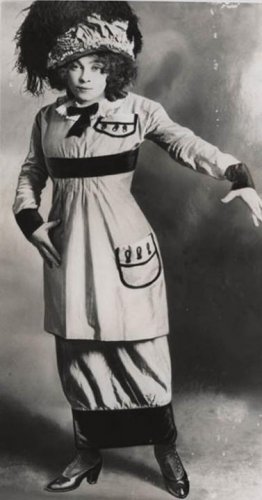 Mae West Hobbleskirt 1913.jpg