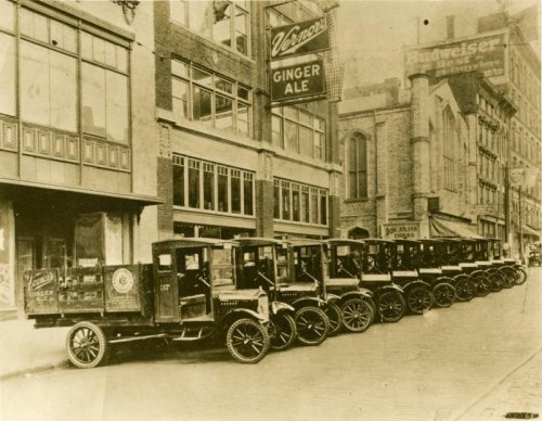 Vernor 33 Woodward Avenue circa 1920 1925.jpg