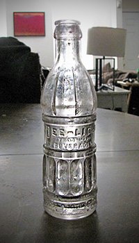 Dee-Light clear soda bottle.jpg