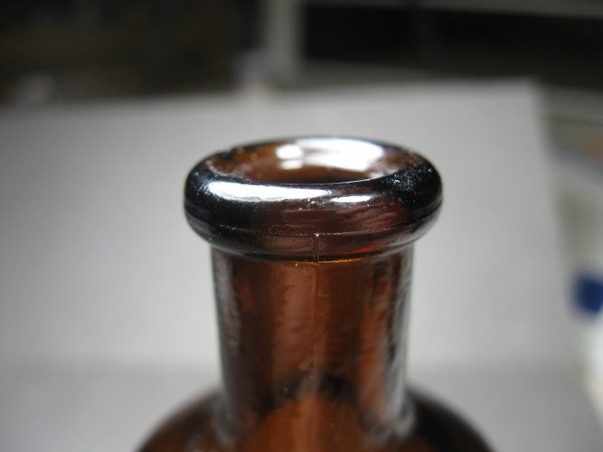 amber bottle seam itersect at  lip #2.jpg